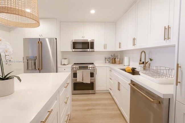 Building Photo - 8877 Collins Ave