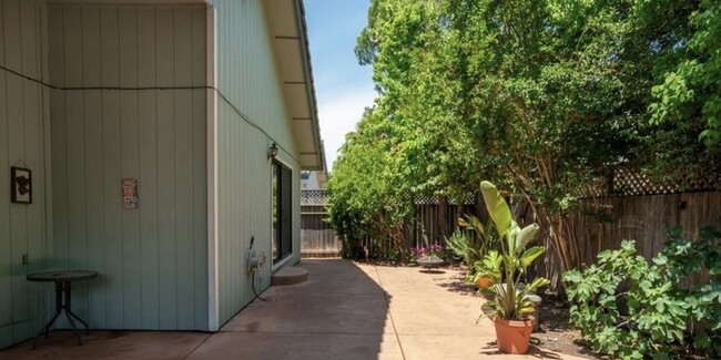 Building Photo - Single-story home with nice yard