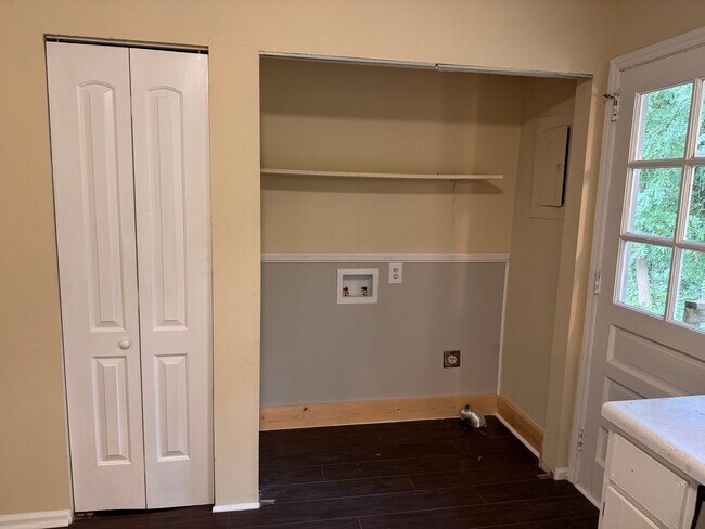 Building Photo - 2037