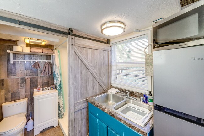 Building Photo - 445 Hansen Ln