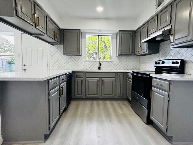 Building Photo - 16246 Los Altos Dr