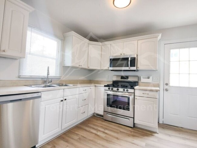 Building Photo - Updated Duplex Available in Salt Lake City