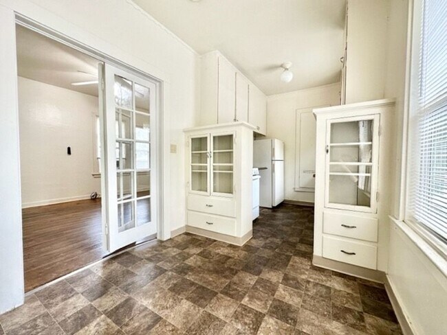 Building Photo - 644 W 4th St