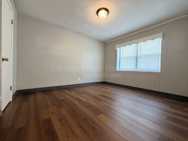 Building Photo - 5601 Belaire Dr