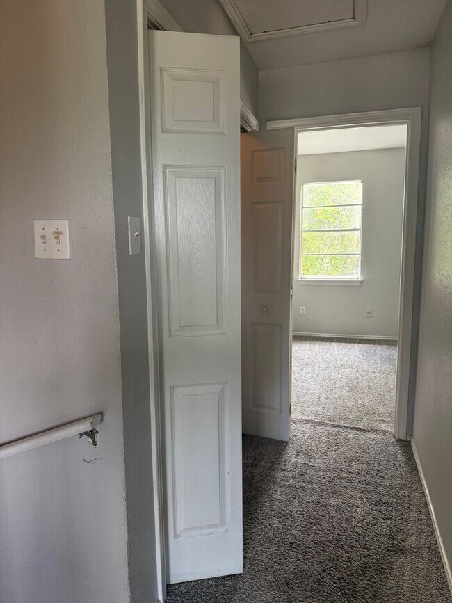 Building Photo - River Crossing - Near Downtown - 2BD /2.5BA - Townhome - Yard - Pet Friendly