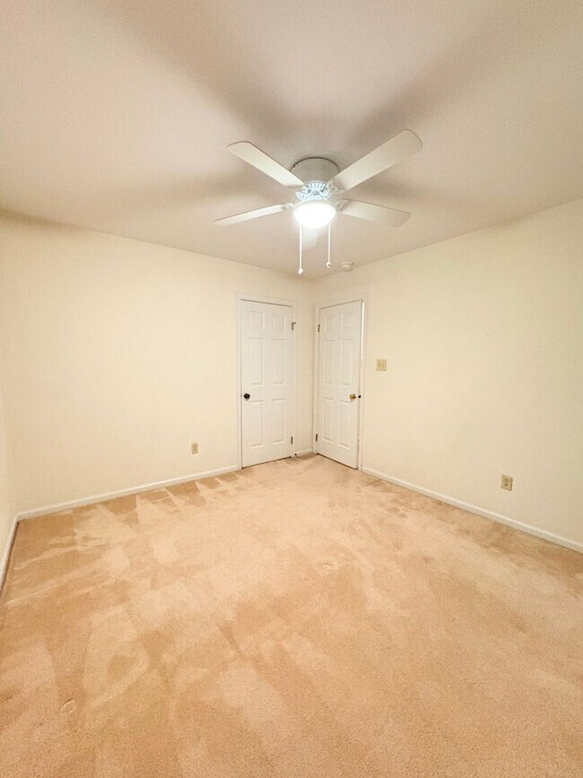 Building Photo - 3 BED / 2 BATH SINGLE FAMILY