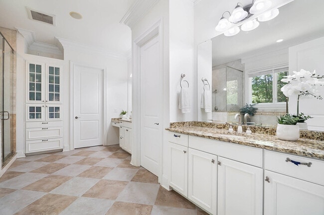 Building Photo - Luxury 5 Bedroom Retreat with Pool in Wedd...