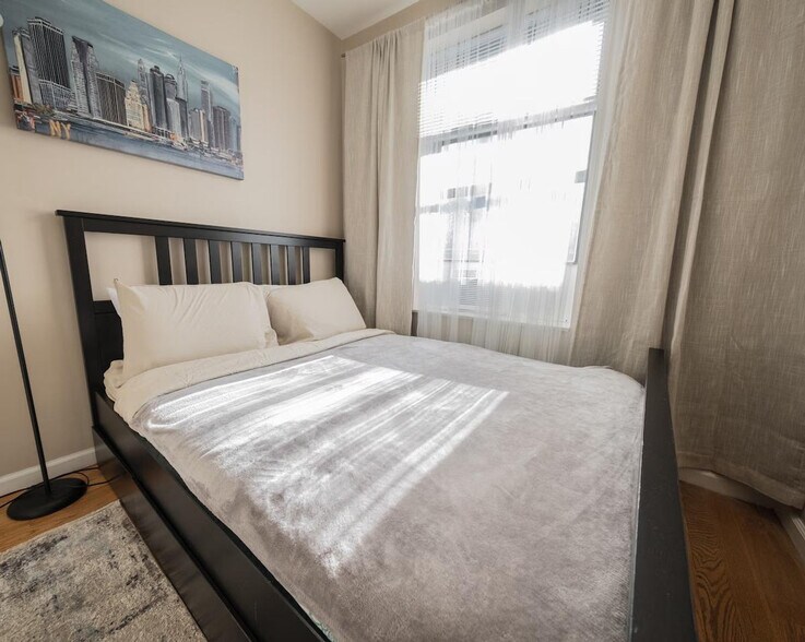 Building Photo - 5 W 101st St