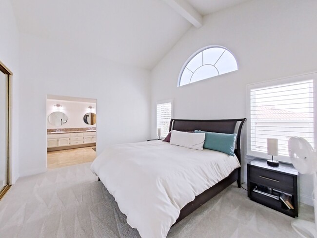 Building Photo - Spectacular 4 bedroom family home with oce...