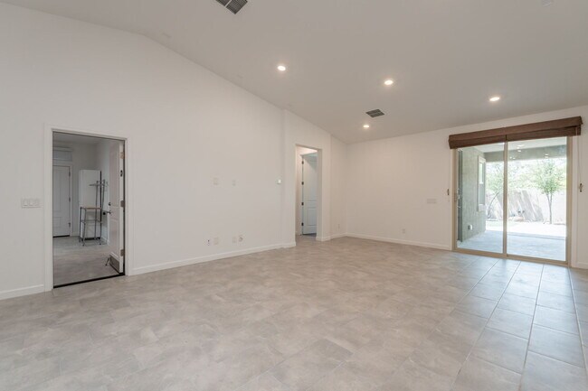 Building Photo - 9616 E Tango Ave