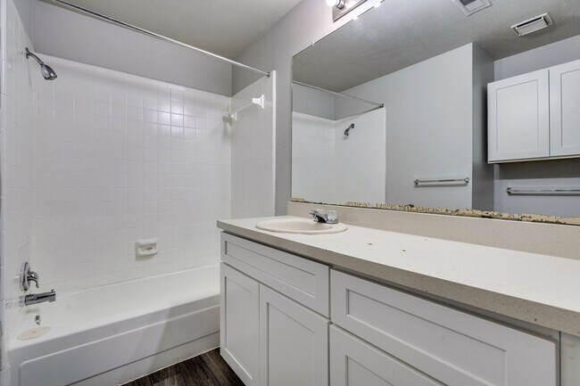 Building Photo - Uptown Townhome - 2BD / 2.5BA - Near Downt...