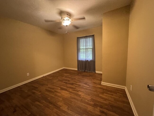 Building Photo - 2328 E Manchester St