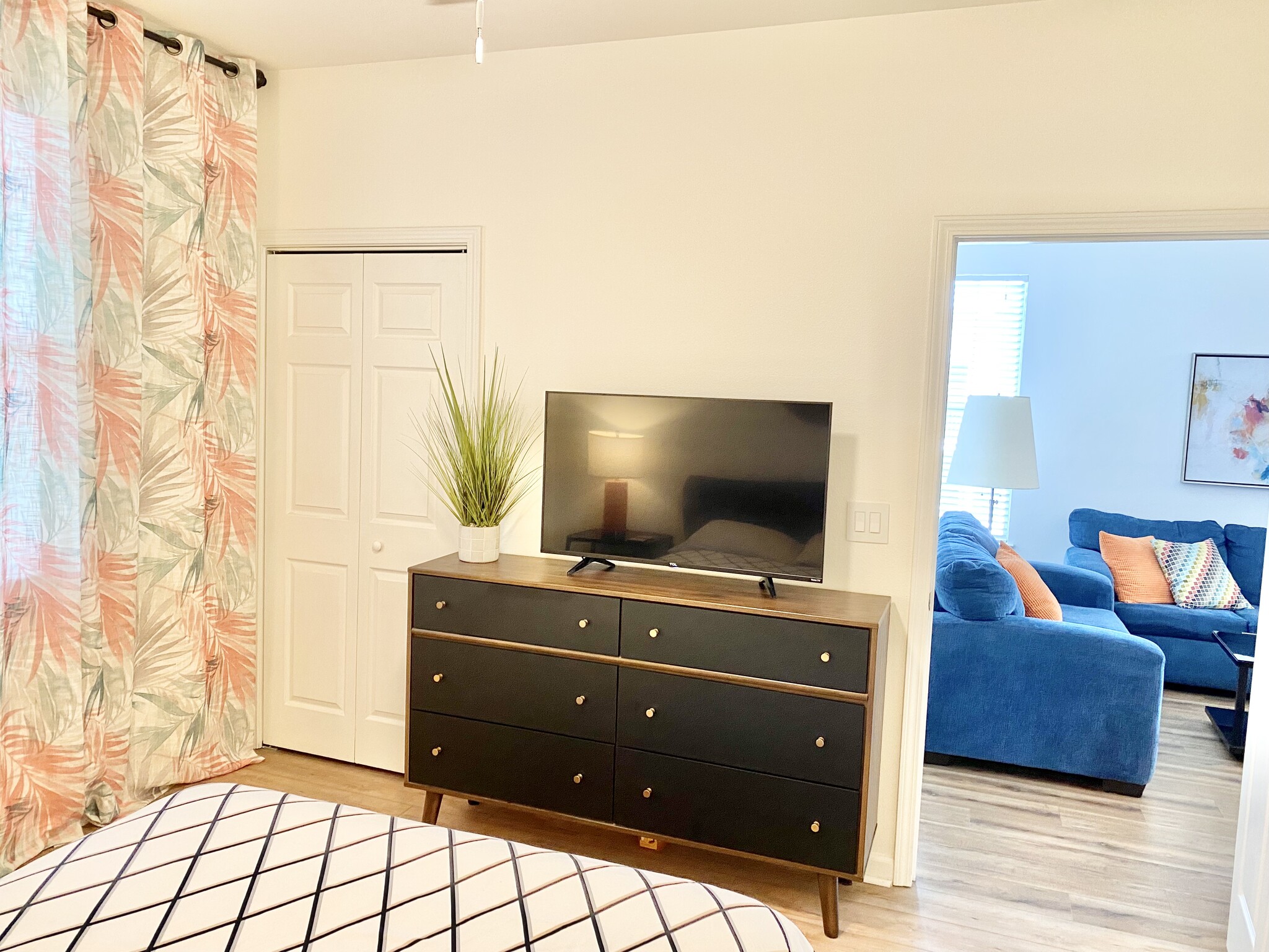 Building Photo - 1294 River Oaks Dr