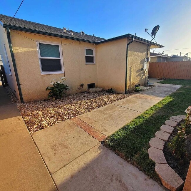Building Photo - Charming Single Story Home Near Hancock College with One Car Garage