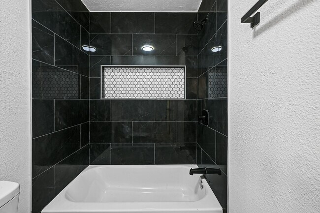 Building Photo - 7115 Foxway Ln