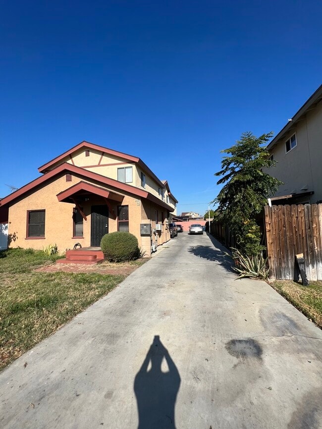 Building Photo - 2 Bed 2 bath 2 Car Garage In Bellflower