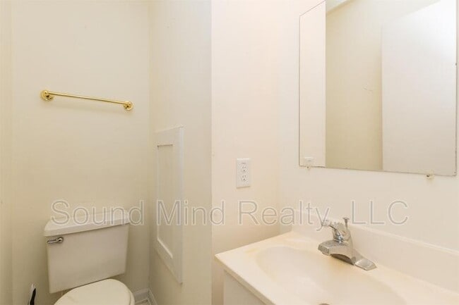 Building Photo - 663 Raymond Dr