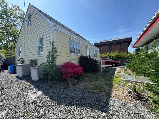Building Photo - 1424 Saint Georges Ave