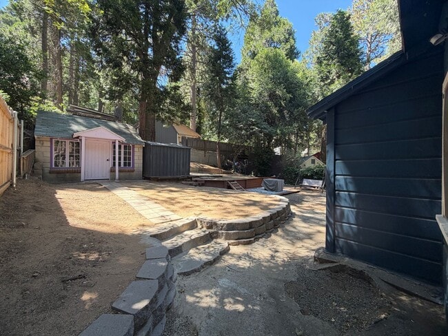 Building Photo - 2 Bedroom 1 Bath Super Cute.