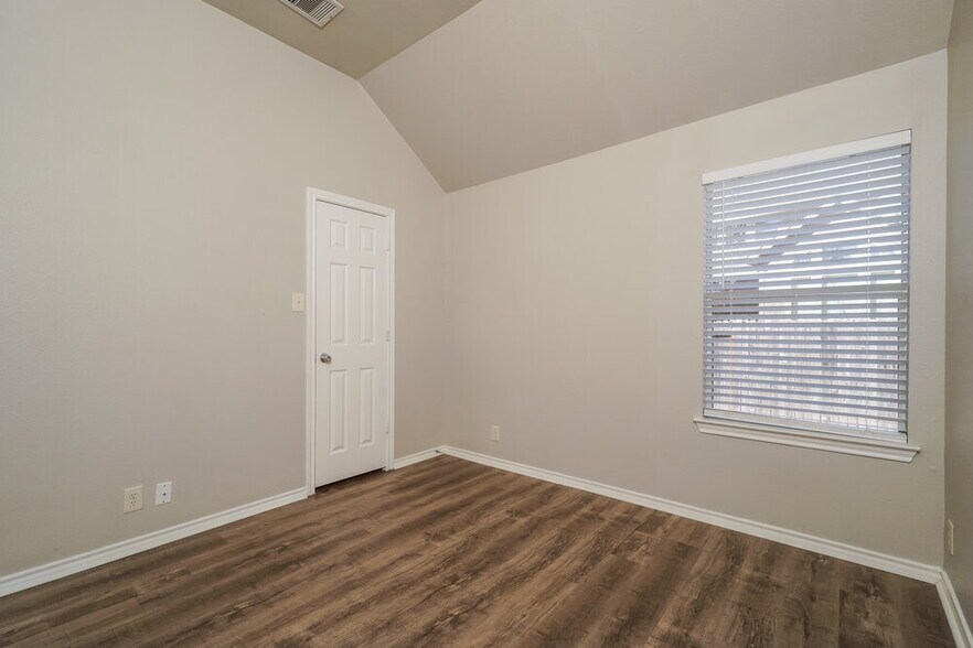 Building Photo - 3039 Hidden Meadow