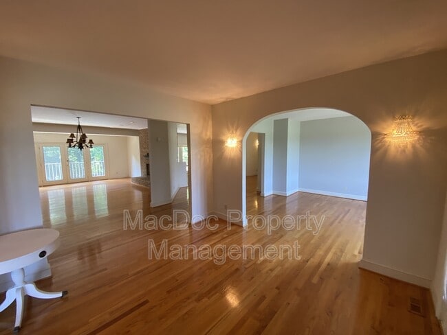 Building Photo - 11225 N Club Dr