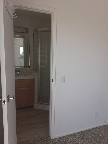 Master bath - 512 Geneva Ave