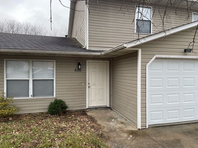 Primary Photo - 630-632 W. Country Squire Ct.
