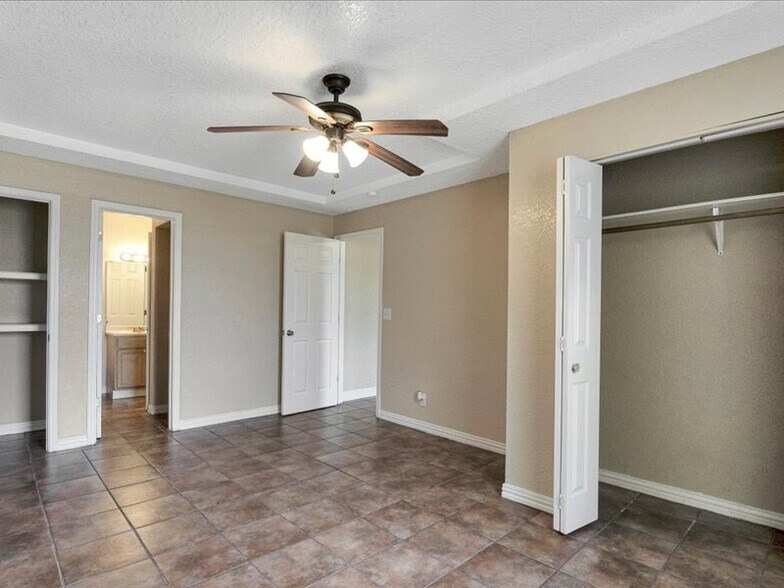 Building Photo - 5846 Elm Valley Dr