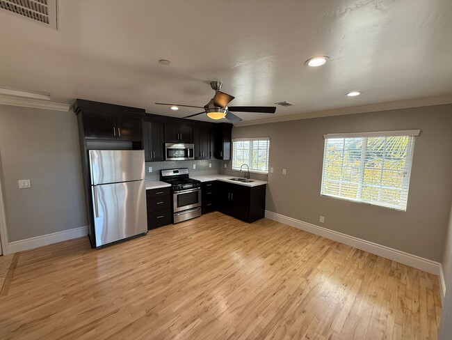 Building Photo - UPSTAIRS UNIT! Washer&Dryer! Assigned Park...
