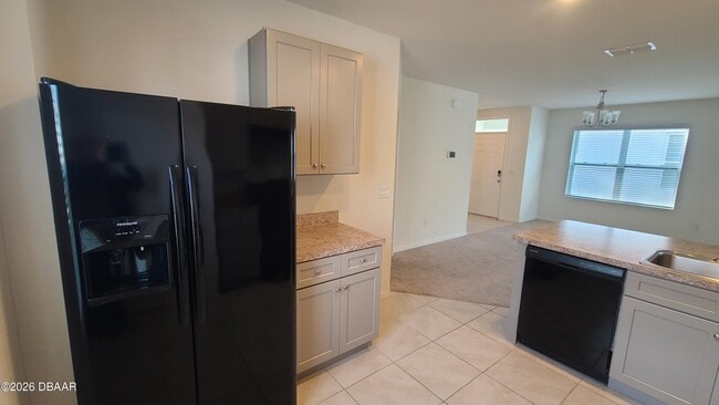 Building Photo - 550 Armoyan Wy