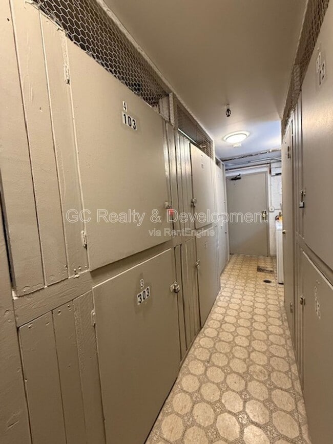 Building Photo - 386 Alles St