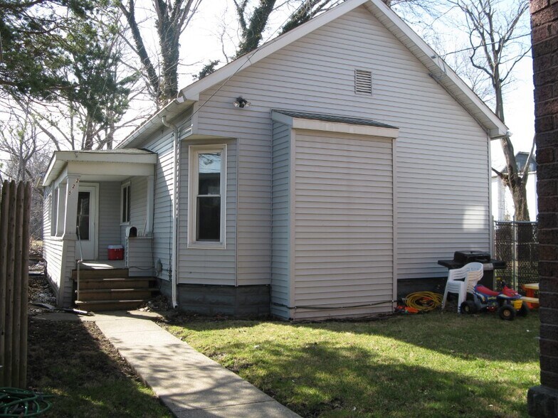 Primary Photo - 225 1/2 W 18th St