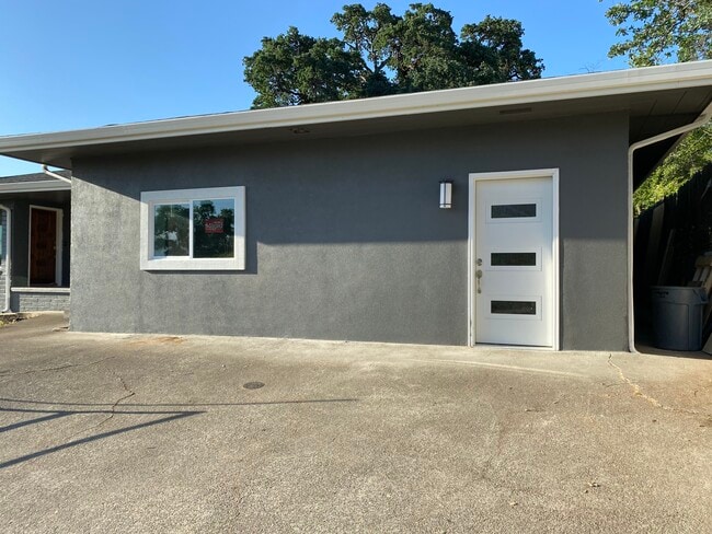 Building Photo - 225 2nd St