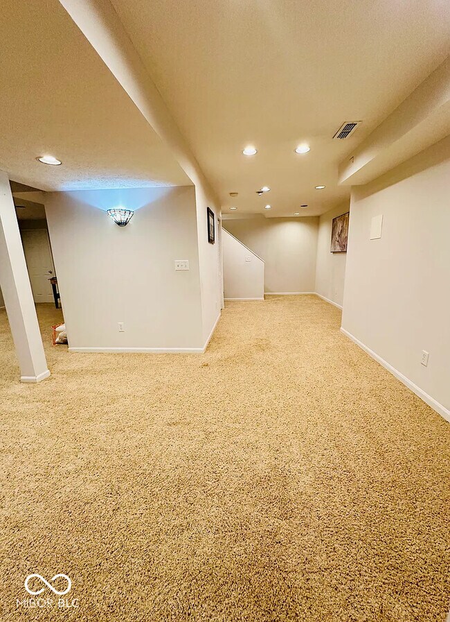 Building Photo - 5273 Ivy Hill Dr