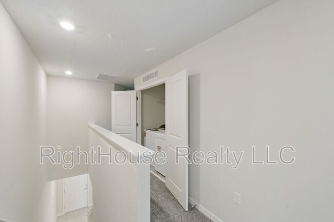 Building Photo - 3082 Emerald Acrs Ln