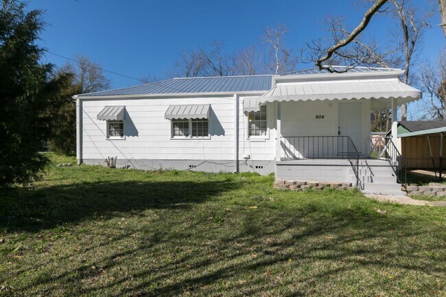 Primary Photo - Charming 3BR/1.5BA in Sought-After Pleasan...