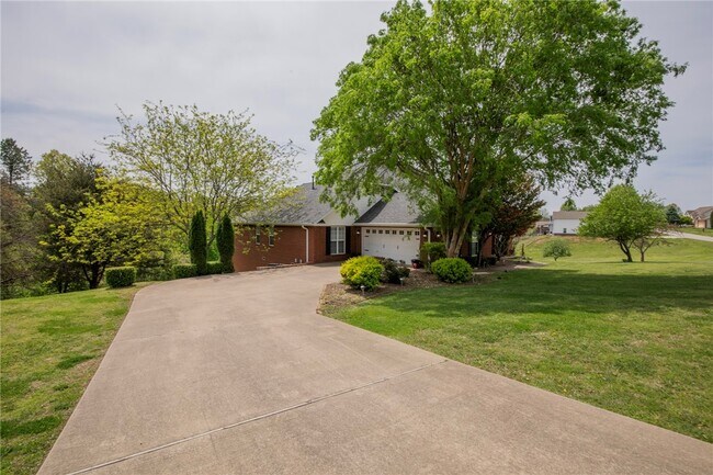 Building Photo - 14198 Rolling Hills Dr