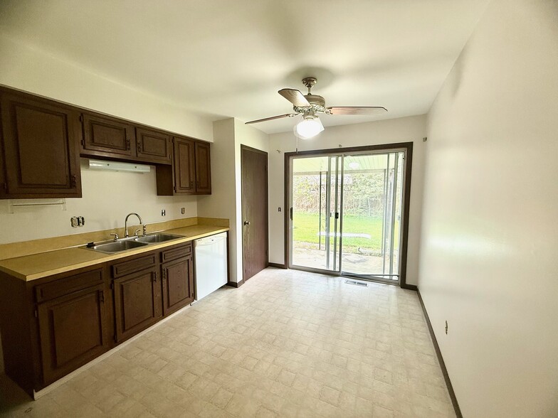 Building Photo - 6200 Amanda Dr