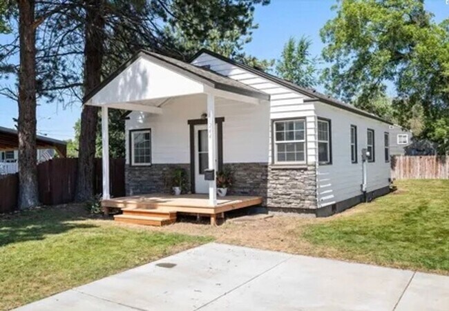 Building Photo - Charming 2 Bedroom Home with Fenced Backyard in Central Kennewick!