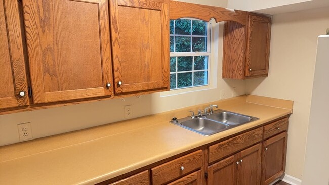 Building Photo - Ideal Home Located in the City Limits