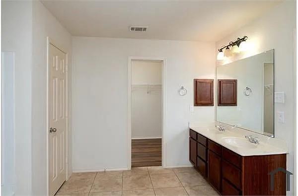 Building Photo - 4900 Meadow Trails Dr