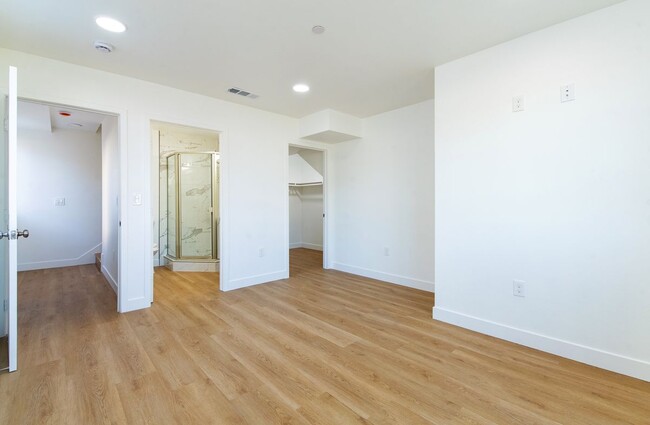 Building Photo - 912 56th St