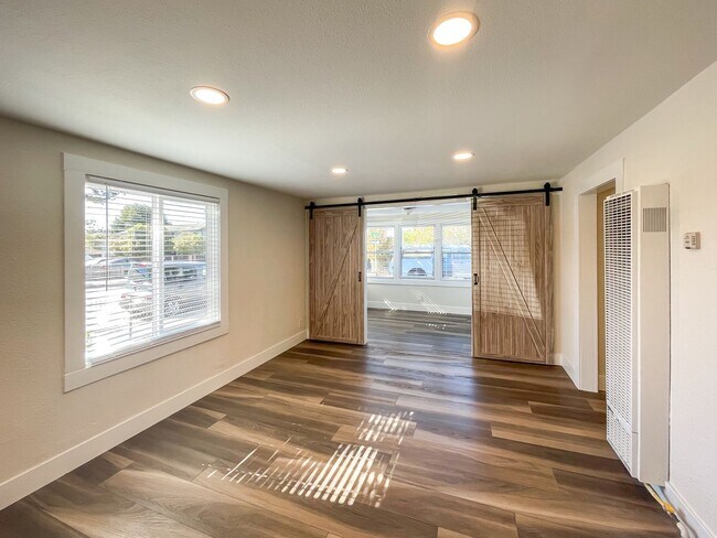 Building Photo - Refinished 3 Bedroom Seaside Cutie - Avail...