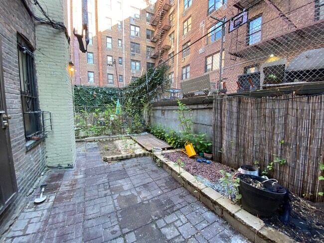 Building Photo - 446 E 78th St