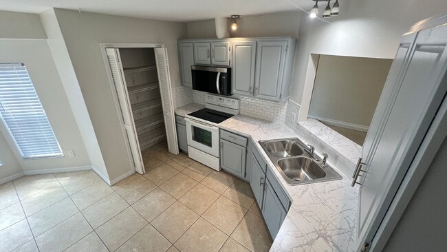 Building Photo - Bright & Spacious 3/2 Home with Huge Yard + Screened Patio — Lawn Care Included!