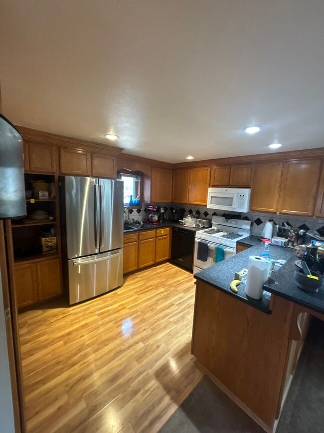 Building Photo - Huge green house / large garage / Pet frie...