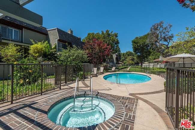 Building Photo - 13326 Maxella Ave