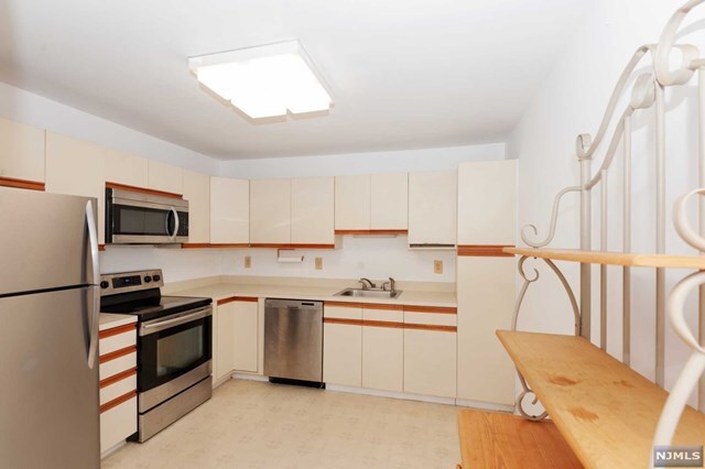 Building Photo - 1428 Westgate Dr