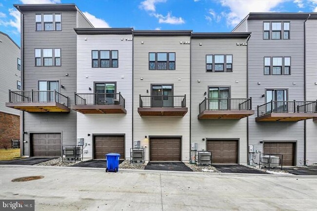 Building Photo - 815 Lennox St