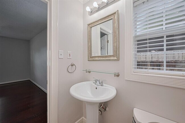 Building Photo - 8045 Ridgeview Dr